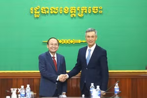 El embajador de Vietnam en Camboya, Nguyen Minh Vu, y el gobernador de la provincia de Kratie, Var Thorn. (Foto: VNA)