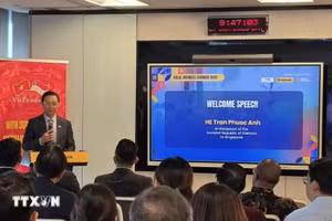 El embajador de Vietnam en Singapur, Tran Phuoc Anh, habla en el evento (Foto: VNA)
