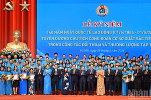 [Foto] Titular del Legislativo vietnamita asiste al acto conmemorativo del 140º aniversario del Día Internacional de los Trabajadores