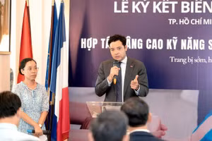 Etienne Ranaivoson, cónsul general de Francia en Ciudad Ho Chi Minh, interviene en la ceremonia de firma. (Foto: sggp.org.vn)