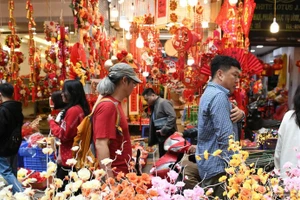 Con un feriado de nueve días por el Año Nuevo Lunar (Tet) 2026, los viajeros vietnamitas están aprovechando al máximo esta pausa para explorar destinos tanto nacionales como internacionales (Foto: Nhan Dan)