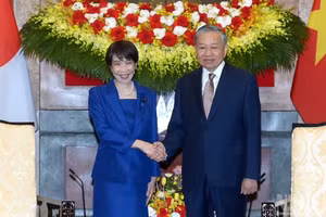 [Foto] Máximo dirigente vietnamita recibe a primera ministra japonesa 
