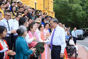 [Foto] Líder vietnamita sostiene encuentro con participantes en programa “Acciones bondadosas”