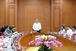 [Foto] Líder partidista de Vietnam preside reunión del Comité Directivo Central para la lucha contra la corrupción, el despilfarro y la negatividad