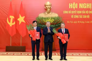 [Foto] Entregan decisiones de nombramiento del personal del Comité Central del PCV