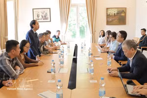 El profesor asociado y doctor Nguyen Van Tung, miembro del Consejo de Miembros de la Editorial de Educación de Vietnam sostiene una reunión de trabajo con la embajada de Vietnam en Alemania. (Foto: VNA)