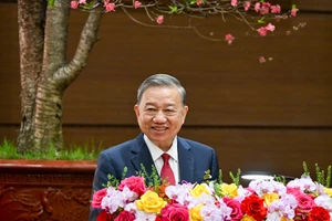[Foto] Líder partidista transmite sus felicitaciones del Tet al Comité del Partido, las autoridades y el pueblo de Hanói