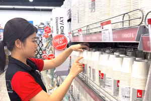 Lotte Mart Vietnam distribuye actualmente alrededor de 900 productos de marca propia fabricados en Vietnam bajo el estricto control de calidad de la cadena minorista. (Foto: VNA)