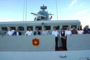 Representantes de agencias vietnamitas y residentesvietnamitas en Australia visitan el buque 016-Quang Trung. (Foto: VNA)