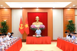 [Foto] Líder vietnamita preside reunión sobre el primer año del sistema de gobierno en tres niveles