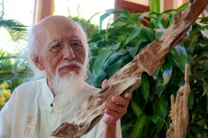 Dinh Cong Anh, pionero en introducir el oficio de extraer madera de agar en la localidad. (Foto: vietnamnet.vn)