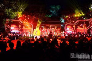 [Foto] Programa televisivo especial 'Estrellas brillantes que guían el camino' en Parque Le Thi Rieng