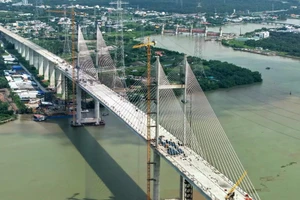 Construcción del puente Binh Khanh en el lado de la comuna de Binh Khanh, Ciudad Ho Chi Minh. (Foto: VNA)