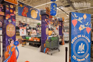Zona de exposición de productos vietnamitas en el supermercado Carrefour Verdun de Francia. 