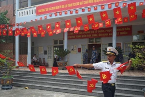 Militares y población de Truong Sa siguen con detenimiento el XIV Congreso Nacional del Partido