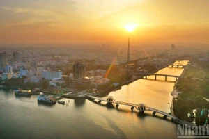 Tarde dorada en el muelle de Ninh Kieu.