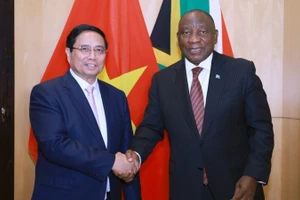 El primer ministro Pham Minh Chinh y el presidente sudafricano Matamela Cyril Ramaphosa. (Foto: VNA)