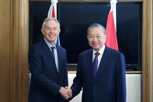 El secretario general del Partido Comunista de Vietnam (PCV), To Lam, y el ex primer ministro británico Tony Blair.