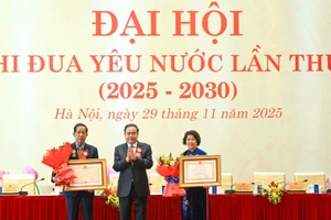 El presidente de la Asamblea Nacional de Vietnam, Tran Thanh Man, entrega la Orden de la Independencia de tercera clase a Dang Thuan Phong y la Orden del Trabajo de segunda clase a Nguyen Thi Le Thuy. 