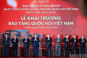 El presidente de la Asamblea Nacional Tran Thanh Man, junto con anteriores y actuales dirigentes del Partido y el Estado, y otros delegados, participan en la ceremonia inaugural del Museo de la Asamblea Nacional de Vietnam.