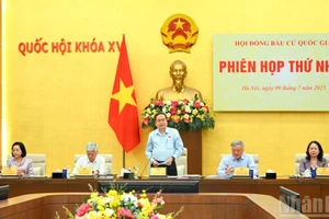 [Foto] Titular parlamentario de Vietnam preside la primera reunión del Consejo Electoral Nacional