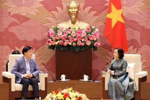 La vicepresidenta de la Asamblea Nacional de Vietnam, Nguyen Thi Thanh, recibe Kim Hak-Min, presidente del Consejo Asesor de Ética del Parlamento surcoreano. (Foto: VNA)