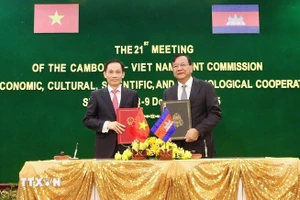 El miembro del Comité Central del Partido Comunista de Vietnam (PCV) y ministro de Relaciones Exteriores, Le Hoai Trung, y el miembro del Comité Permanente del Partido Popular de Camboya (PPC), viceprimer ministro y titular de Asuntos Exteriores y Cooperación Internacional, Prak Sokhonn. (Foto: VNA)