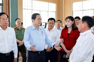 [Foto] Líder del Legislativo visita centro de servicios administrativos públicos de comuna de Vi Thuy