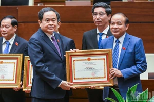 [Foto] Entregan certificados de mérito del Comité Permanente de la Asamblea Nacional