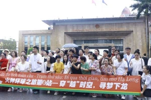 Casi mil turistas chinos ingresan a Vietnam por el Puesto Fronterizo Internacional de Mong Cai, en provincia vietnamita de Quang Ninh.