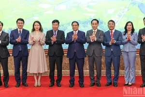 [Foto] Premier vietnamita asiste a conferencia para evaluar el desempeño del sector diplomático en 2025