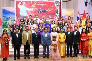 Participantes en el evento (Foto: Nhan Dan)