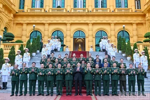[Foto] Presidente de Vietnam entrega decisiones de ascender al rango de teniente general a oficiales militares