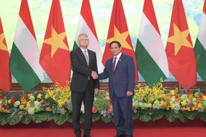 El primer ministro de Vietnam, Pham Minh Chinh, y el presidente del Parlamento de Hungría, Laszlo Kover.