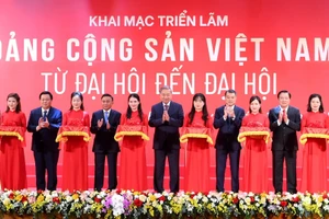 [Foto] Líder partidista asiste a exposición “El Partido Comunista de Vietnam: de Congreso en Congreso”