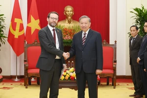 [Foto] Líder partidista de Vietnam recibe al embajador británico 
