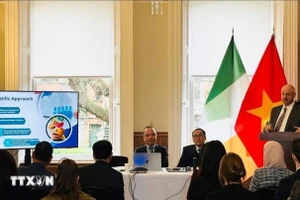 John Cullen, director general de Auranta (Irlanda), grupo agrícola y de alimentación animal, presenta tecnologías y productos respetuosos con el medio ambiente adecuados para las necesidades de la transición verde de Vietnam. (Foto: VNA)