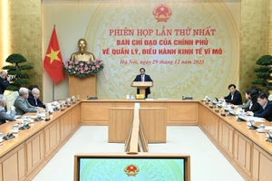 [Foto] Premier vietnamita preside reunión del Comité Directivo Gubernamental para gestión macroeconómica