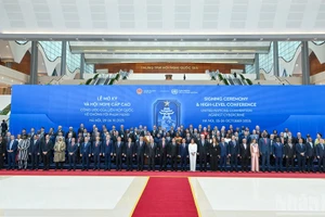 El presidente de Vietnam, Luong Cuong, y los delegados en la ceremonia de bienvenida.
