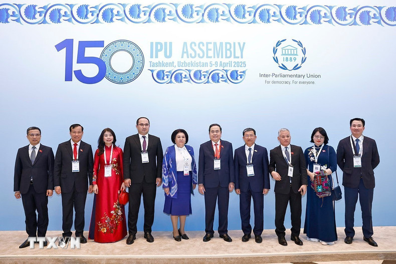El presidente de la ANV, Tran Thanh Man (sexto desde la izquierda), y los delegados se toman una foto grupal. (Foto: VNA) El presidente de la ANV, Tran Thanh Man (sexto desde la izquierda), y los delegados se toman una foto grupal. (Foto: VNA)