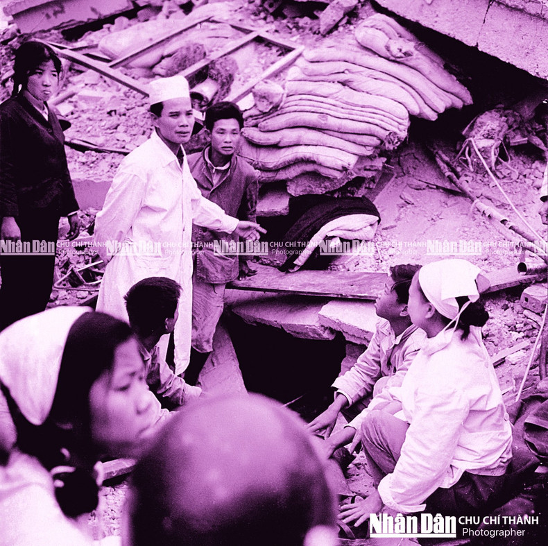 Apertura de túnel en el hospital Bach Mai para salvar a un paciente atrapado.