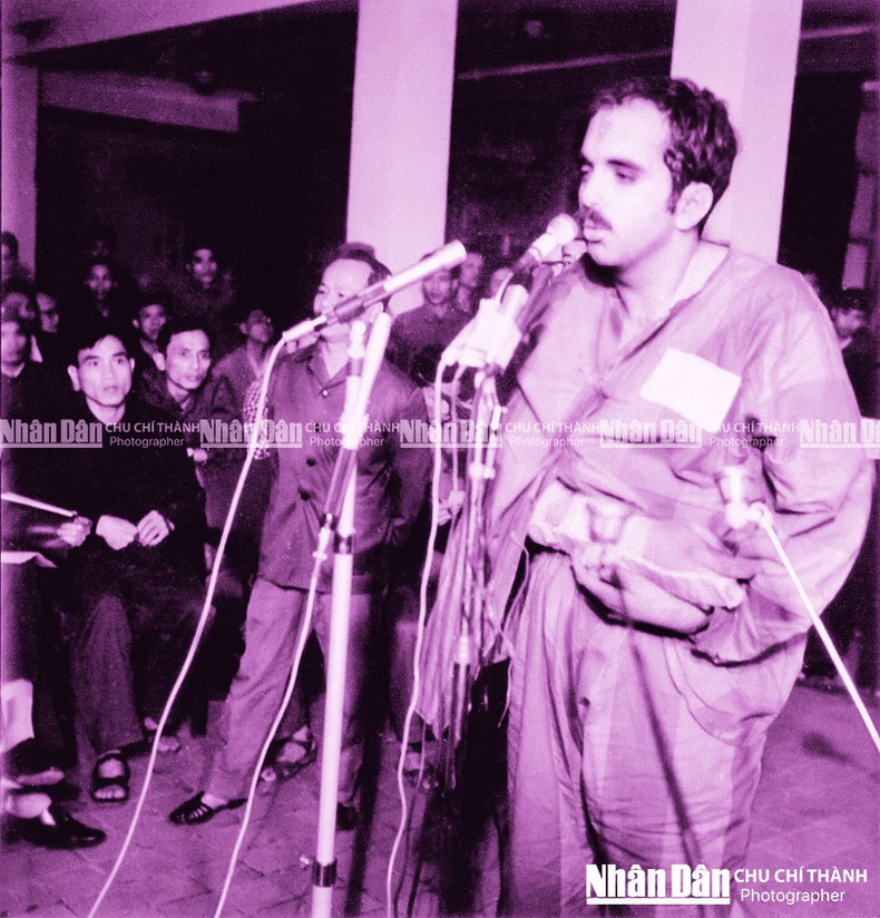 Pilotos estadounidenses son presentados a periodistas nacionales y extranjeros en una rueda de prensa en las noches del 28 y 30 de diciembre de 1972.