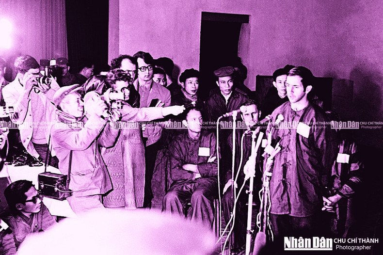 Pilotos estadounidenses son presentados a periodistas nacionales y extranjeros en una rueda de prensa en las noches del 28 y 30 de diciembre de 1972.