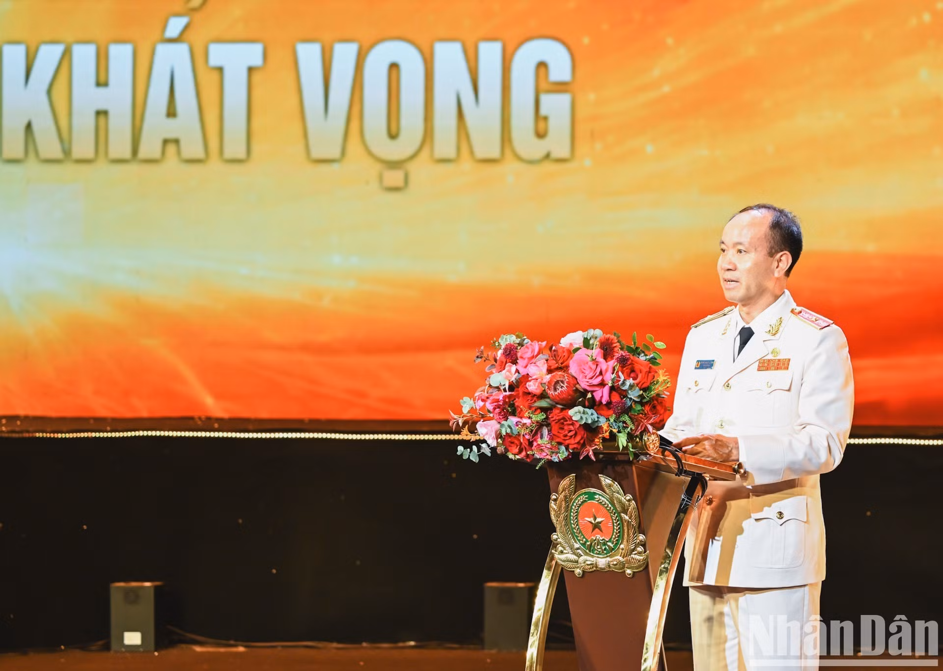 El mayor general Nguyen Quang Phuong, director del Departamento de Policía de Investigación de Delitos de Corrupción, Económicos y de Contrabando, pronuncia el discurso conmemorativo. (Foto: DUY LINH)