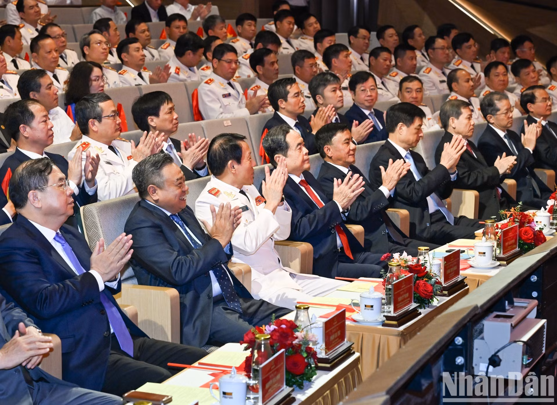 Tran Thanh Man y Tran Cam Tu, junto con dirigentes del Partido y del Estado y otros delegados, asisten a la ceremonia. (Foto: DUY LINH)