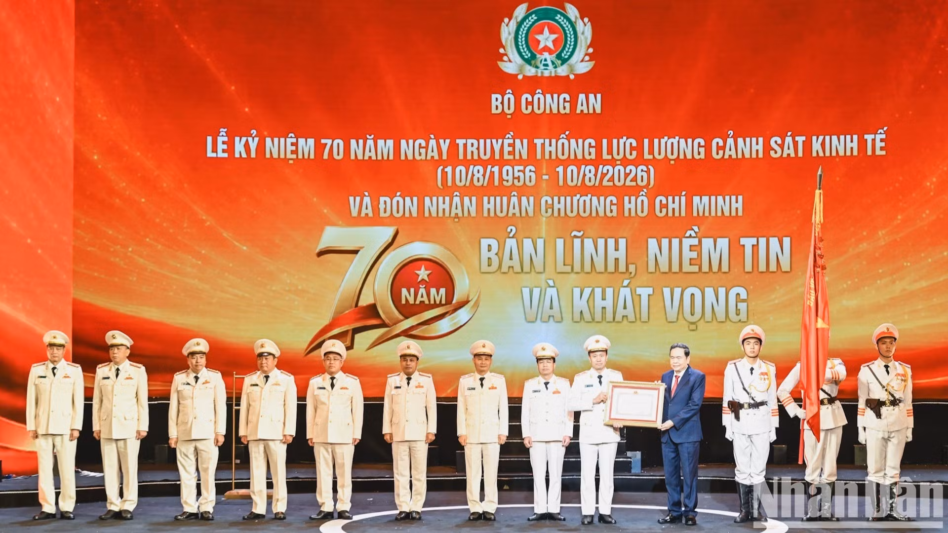 [Foto] Dirigentes vietnamitas asisten al acto por 70º aniversario de la Fuerza de Policía Económica