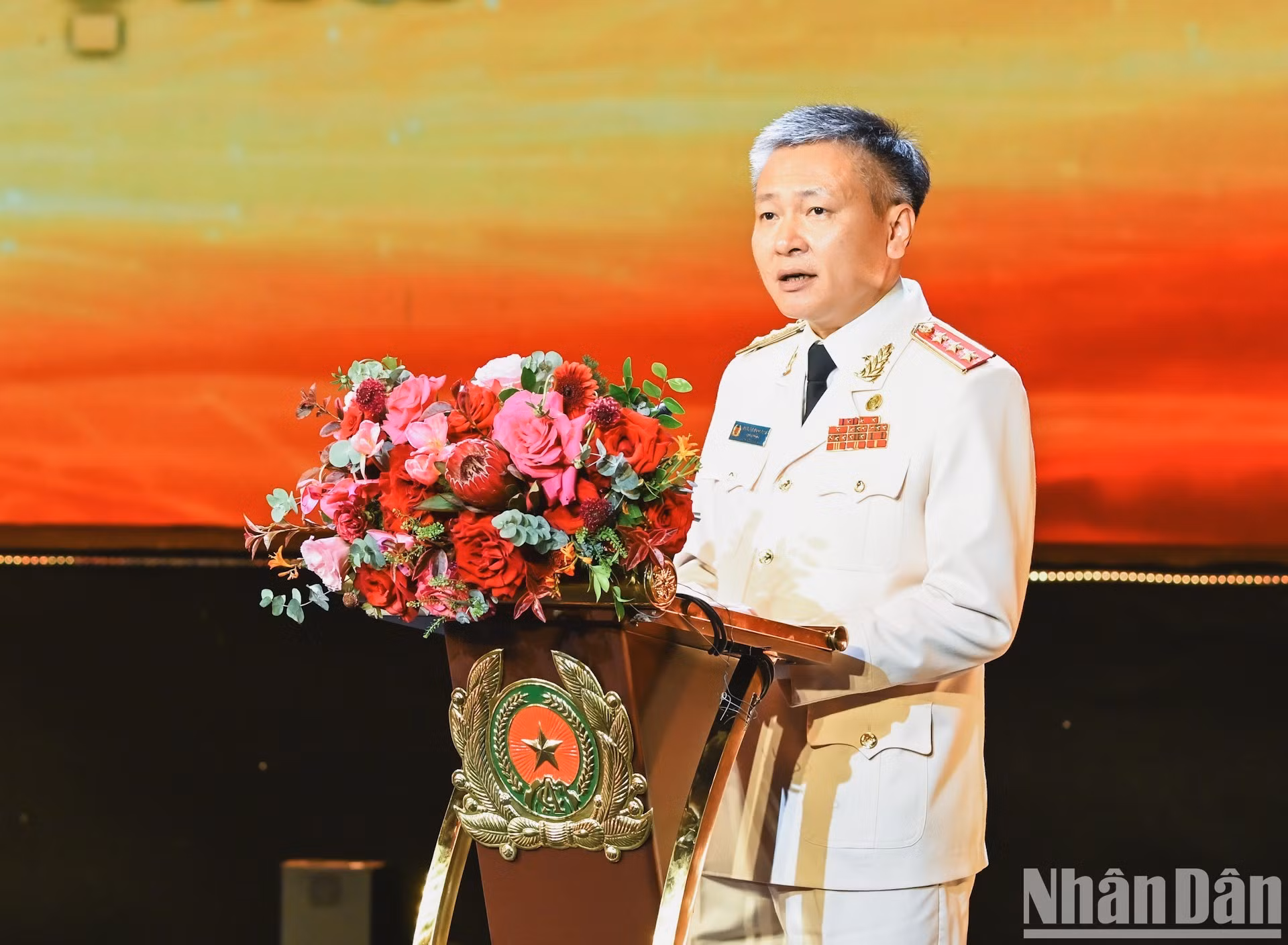 El teniente general superior Nguyen Ngoc Lam, viceministro de Seguridad Pública, interviene en el acto. (Foto: DUY LINH)