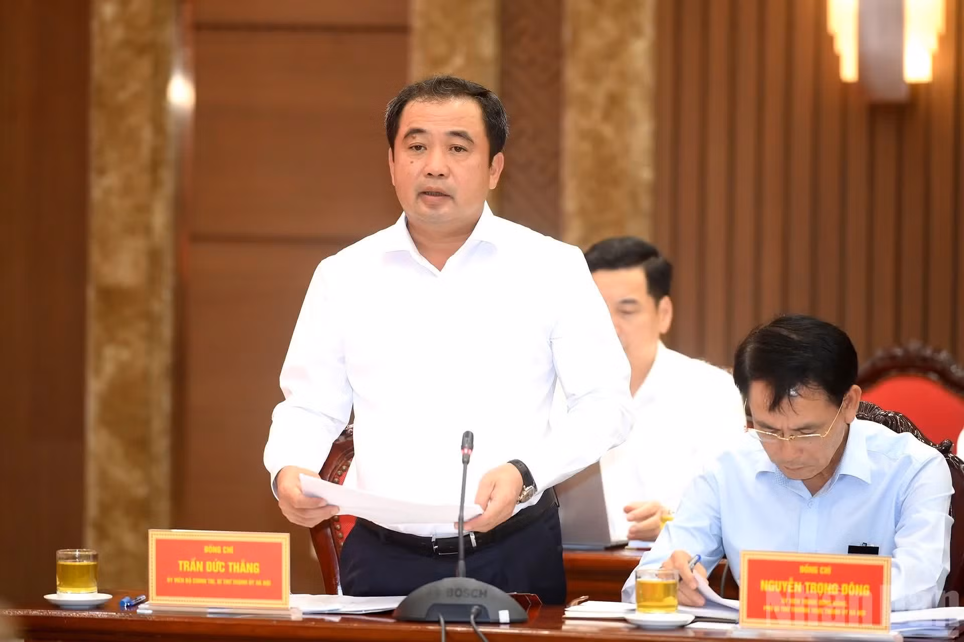 Tran Duc Thang, miembro del Buró Político, secretario del Comité partidista de Hanói y jefe de la delegación de diputados de la Asamblea Nacional de la capital, interviene en la reunión.