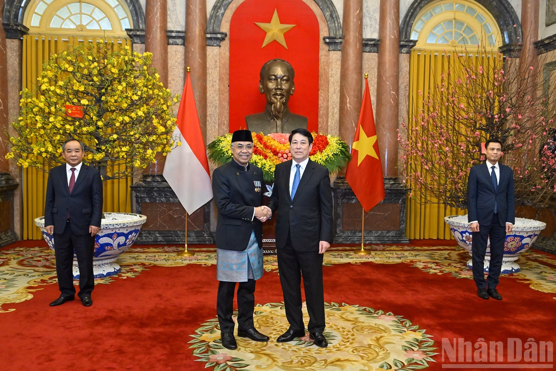 El presidente de Vietnam, Luong Cuong, y el embajador de Indonesia en Vietnam, Adam Mulawarman Tugio.