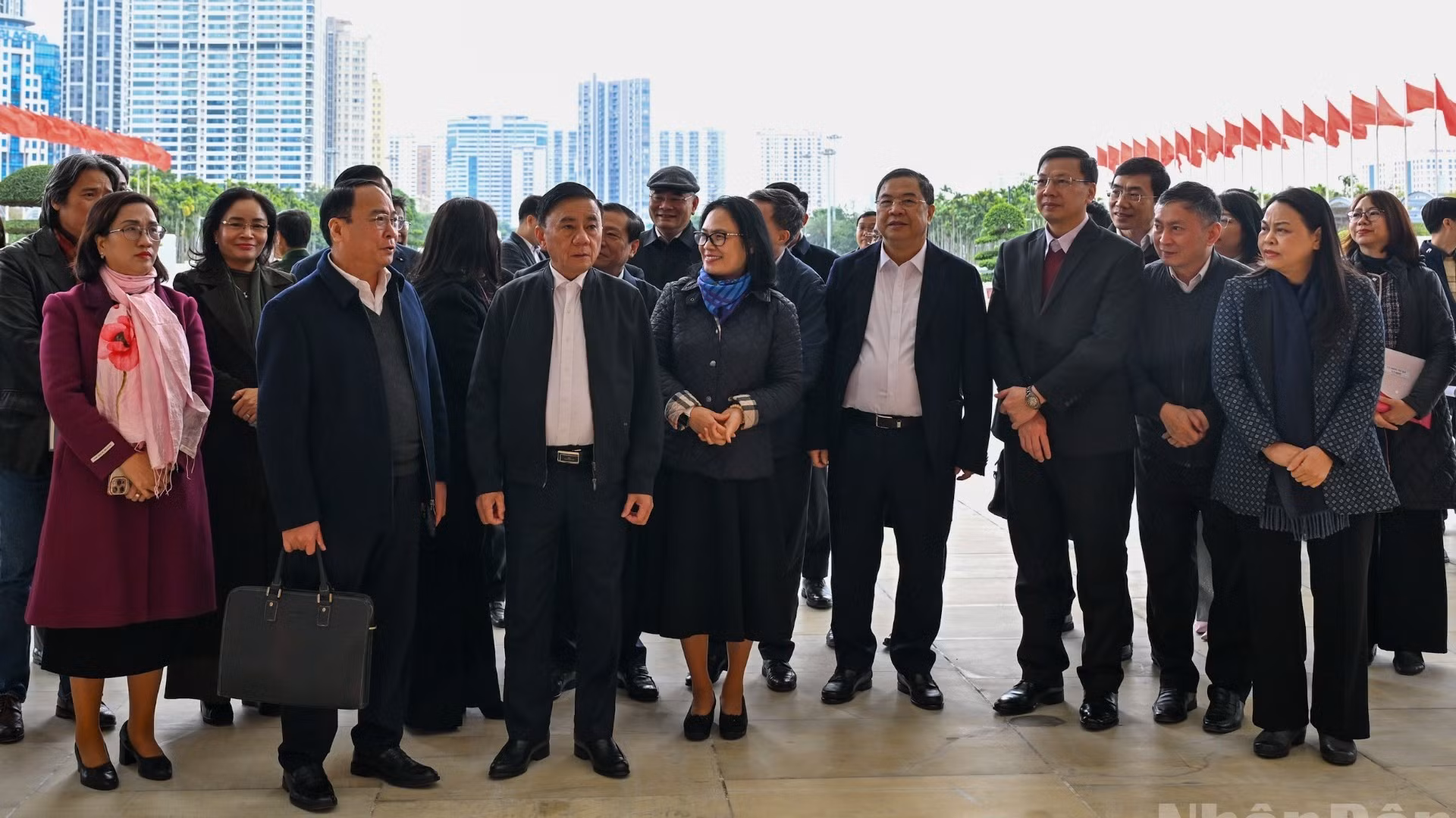 Tran Cam Tu y los delegados inspeccionan los preparativos del XIV Congreso Nacional del PCV en el Centro Nacional de Convenciones.